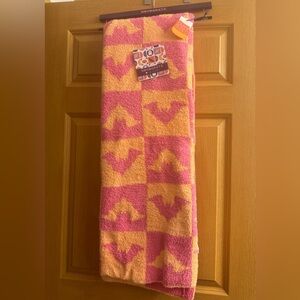 Novogratz Halloween 2024 Pink and Orange Checkered Bats Throw Blanket SOFT Knit